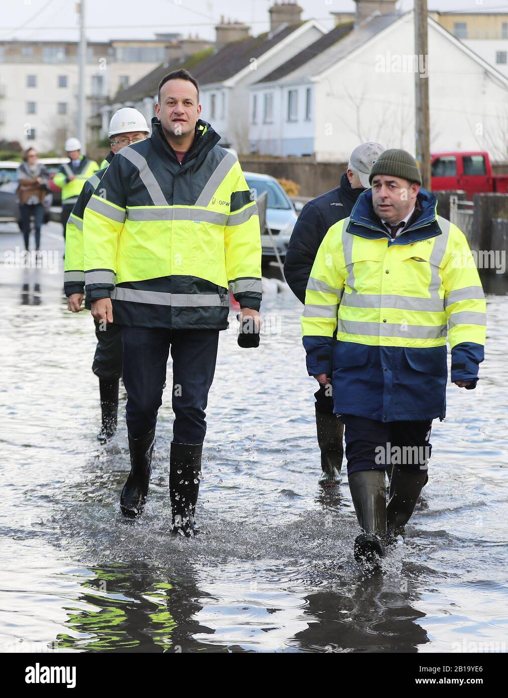 Taoiseach Leo Varadkar e Kevin Boxer Moran visitano le misure di prevenzione delle alluvioni ad Athlone, Co. Westmeath. Foto Stock