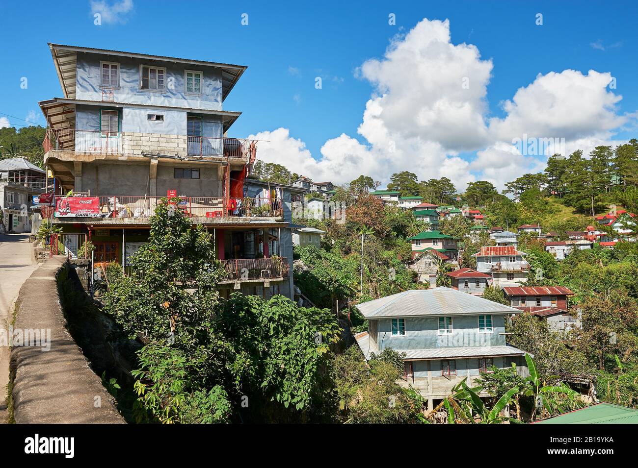 Sagada, Provincia di montagna, Filippine: Case tradizionali nel centro della città con lamiere sulle pareti e tetti in metallo ondulato Foto Stock