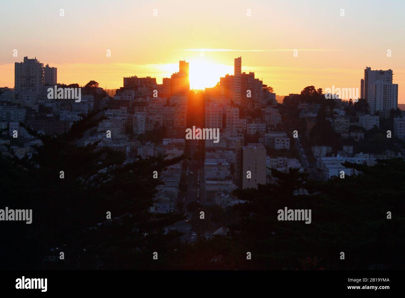 Il tramonto tra gli edifici Foto Stock