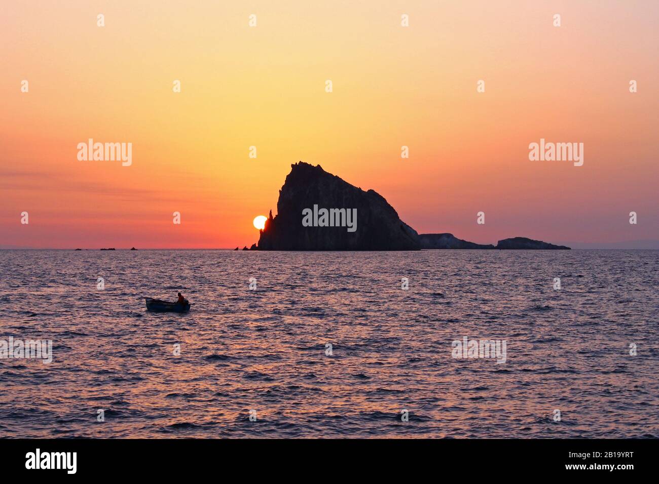 La roccia e la barca all'alba in Italia Foto Stock