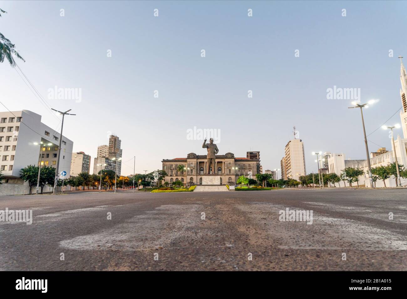 Piazza Indipendenza con la statua di Samora Machel e il municipio di Maputo, Mozambico, Africa Foto Stock