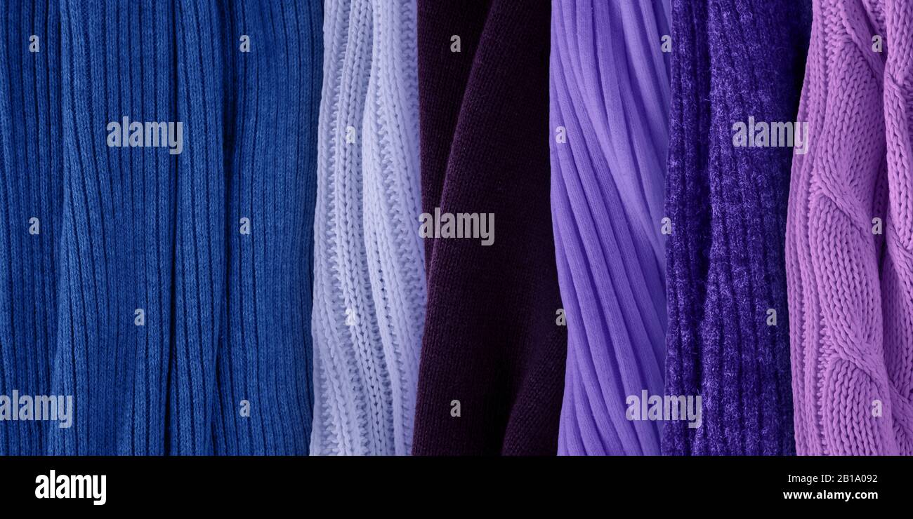I migliori colori viola si abbinando al classico blu. Tendenze del colore della moda per l'anno 2020. Campioni di tessuto lavorato a maglia. Сombination con violaceo, viola, Foto Stock