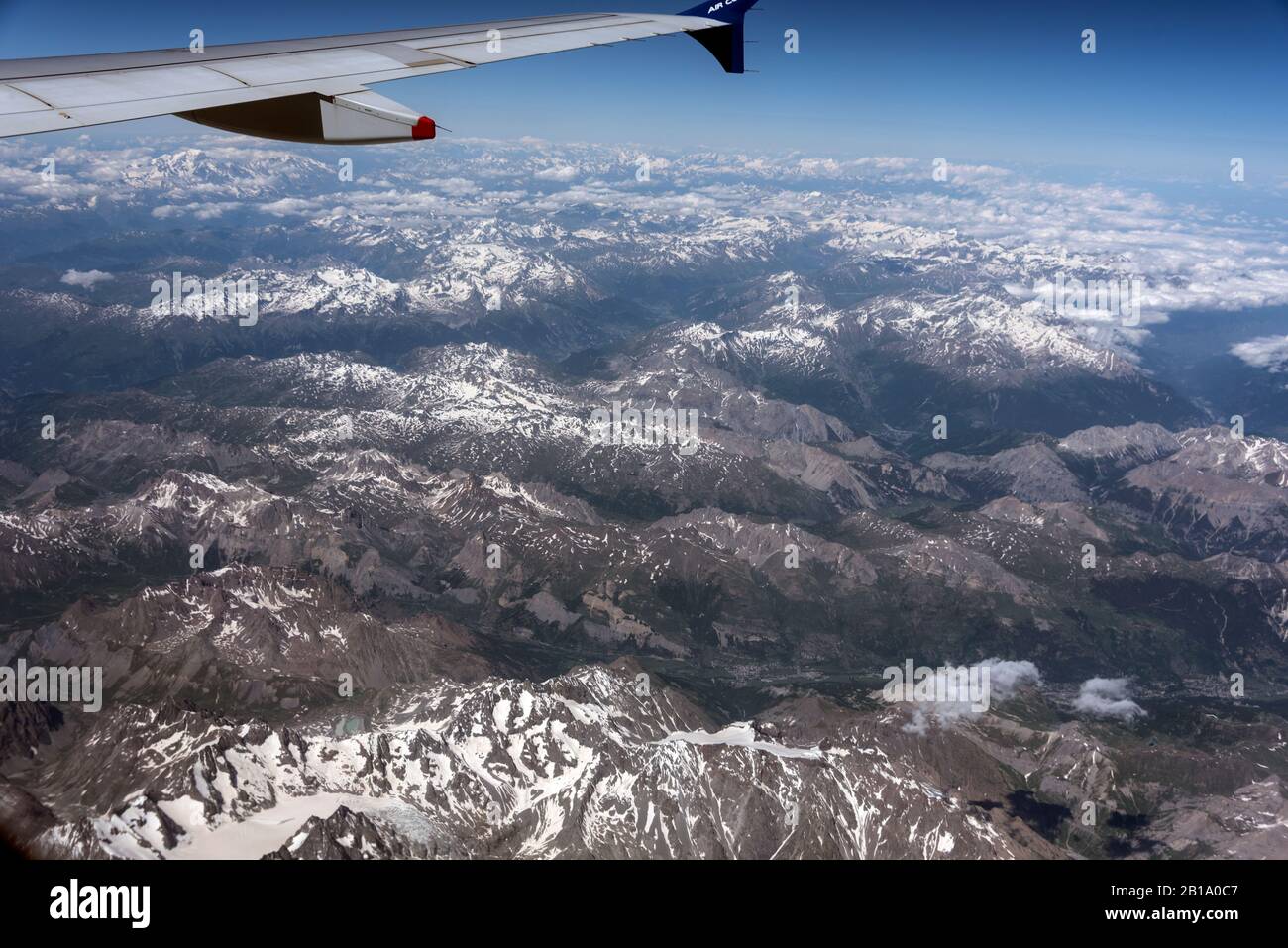 le alpi innevate nella Francia orientale. le alpi si estendono per circa 1.200 chilometri in sette altri paesi europei: Svizzera, Ita Foto Stock