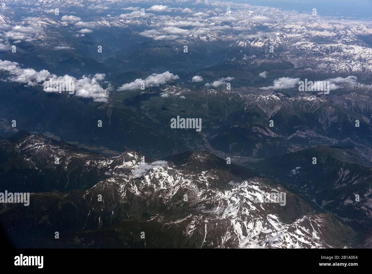 le alpi innevate nella Francia orientale. le alpi si estendono per circa 1.200 chilometri in sette altri paesi europei: Svizzera, Ita Foto Stock