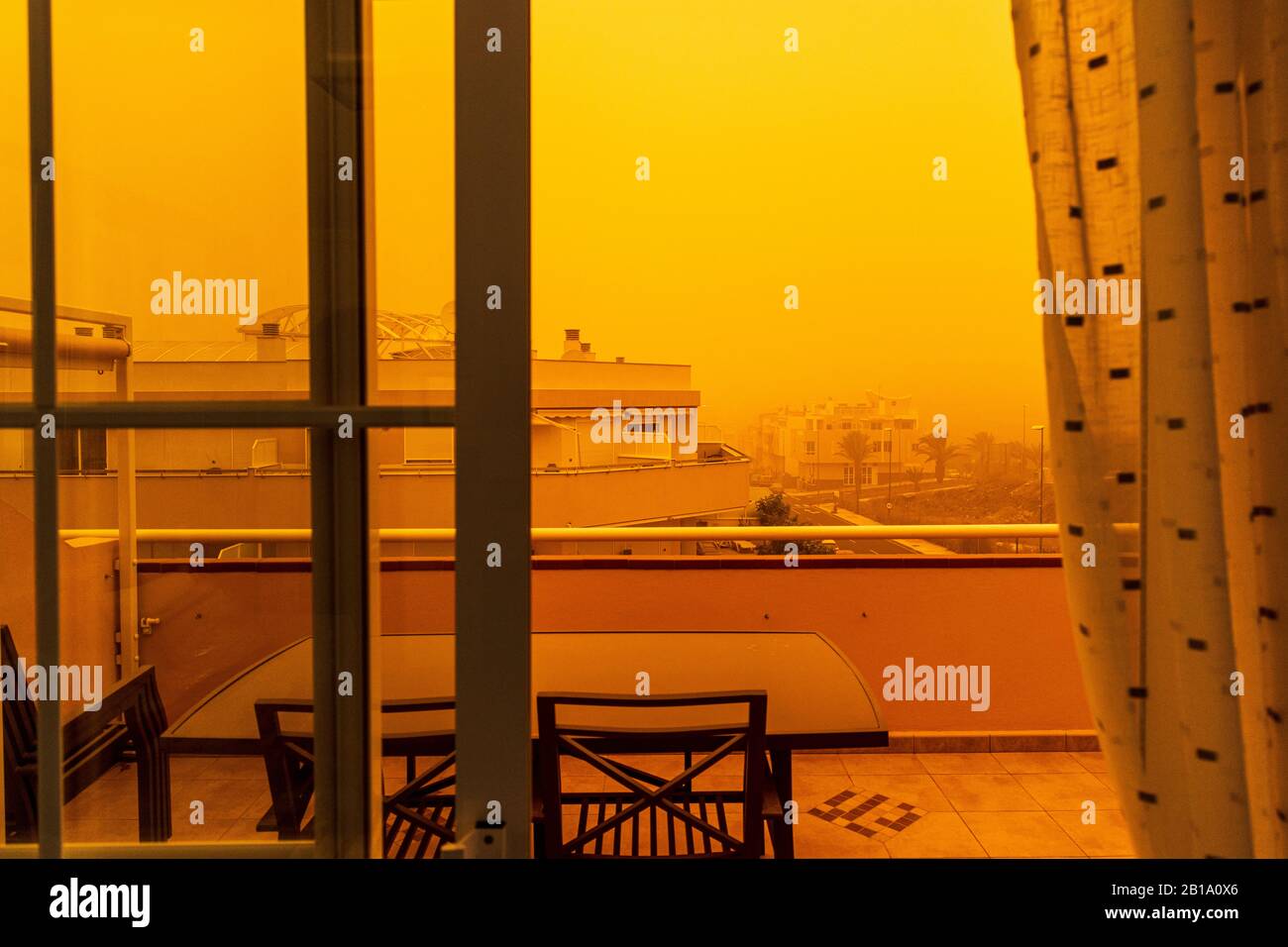 23rd Febbraio 2020, la polvere del Sahara copre il villaggio di Playa San Juan in un fenomeno meteorologico noto come calima che porta micro particelle di sabbia da Foto Stock