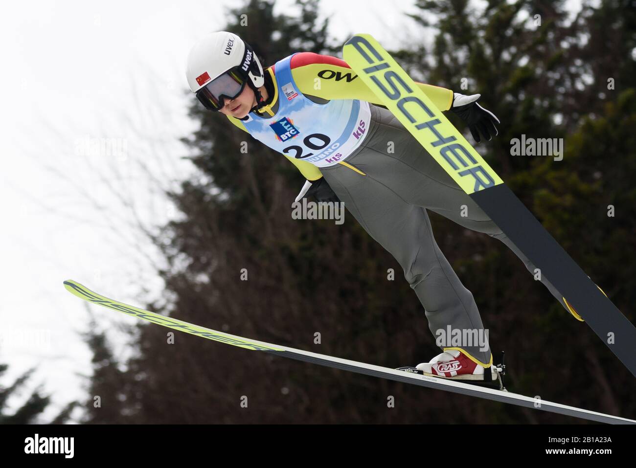 Fangyu Zhou della Cina compete durante la FIS Ski Jumping World Cup Ljubno 2020 23 febbraio 2020 a Ljubno, Slovenia. (Foto Di Rok Rakun/Pacific Press/Sipa Usa) Foto Stock
