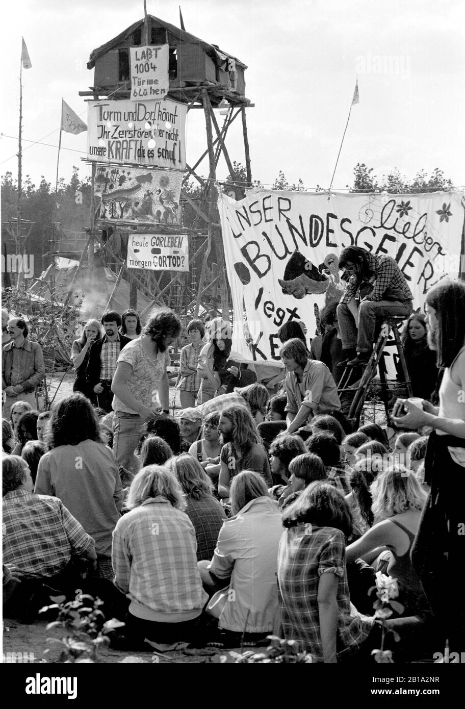 31 Maggio 1980, Bassa Sassonia, Berlino: Villaggio Di Squatter A Gorleben, Repubblica Di Wendland Libero. I dimostranti hanno occupato la zona e vi vivono. Lo stoccaggio definitivo dei residui nucleari altamente radioattivi deve essere costruito in questa sede. Data esatta di registrazione non nota. Foto: Paul Glaser/dpa-Zentralbild/ZB Foto Stock