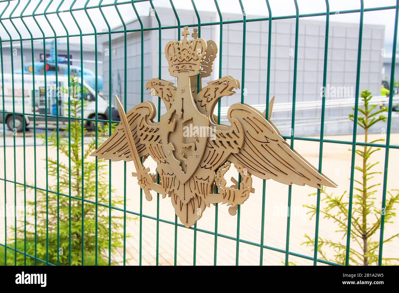 Lo stemma della Russia sulla recinzione dell'unità militare. Foto Stock