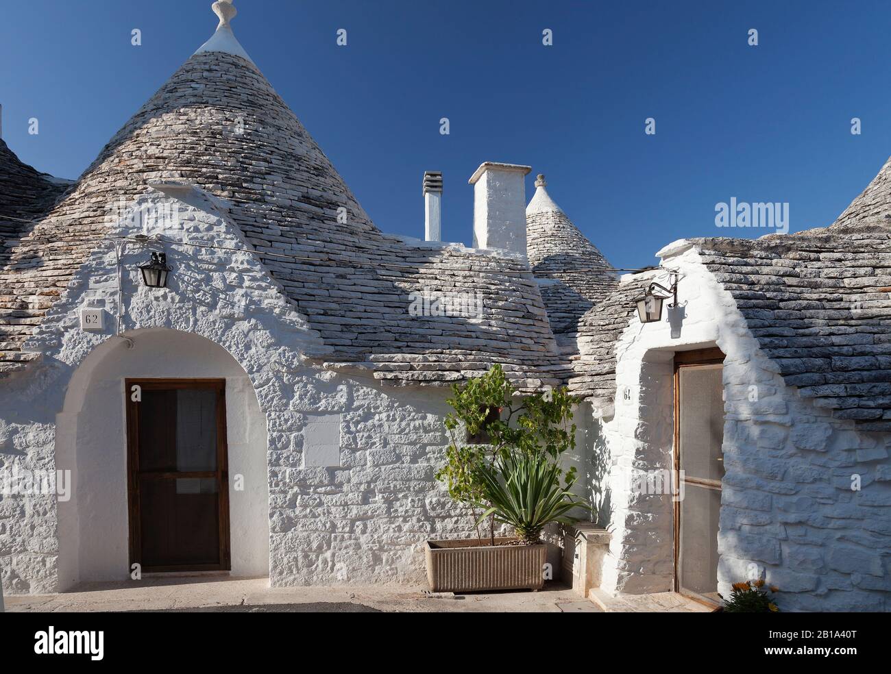 Trulli tipici edifici con tetti conici in Alberobello, Puglia, Italia Foto Stock