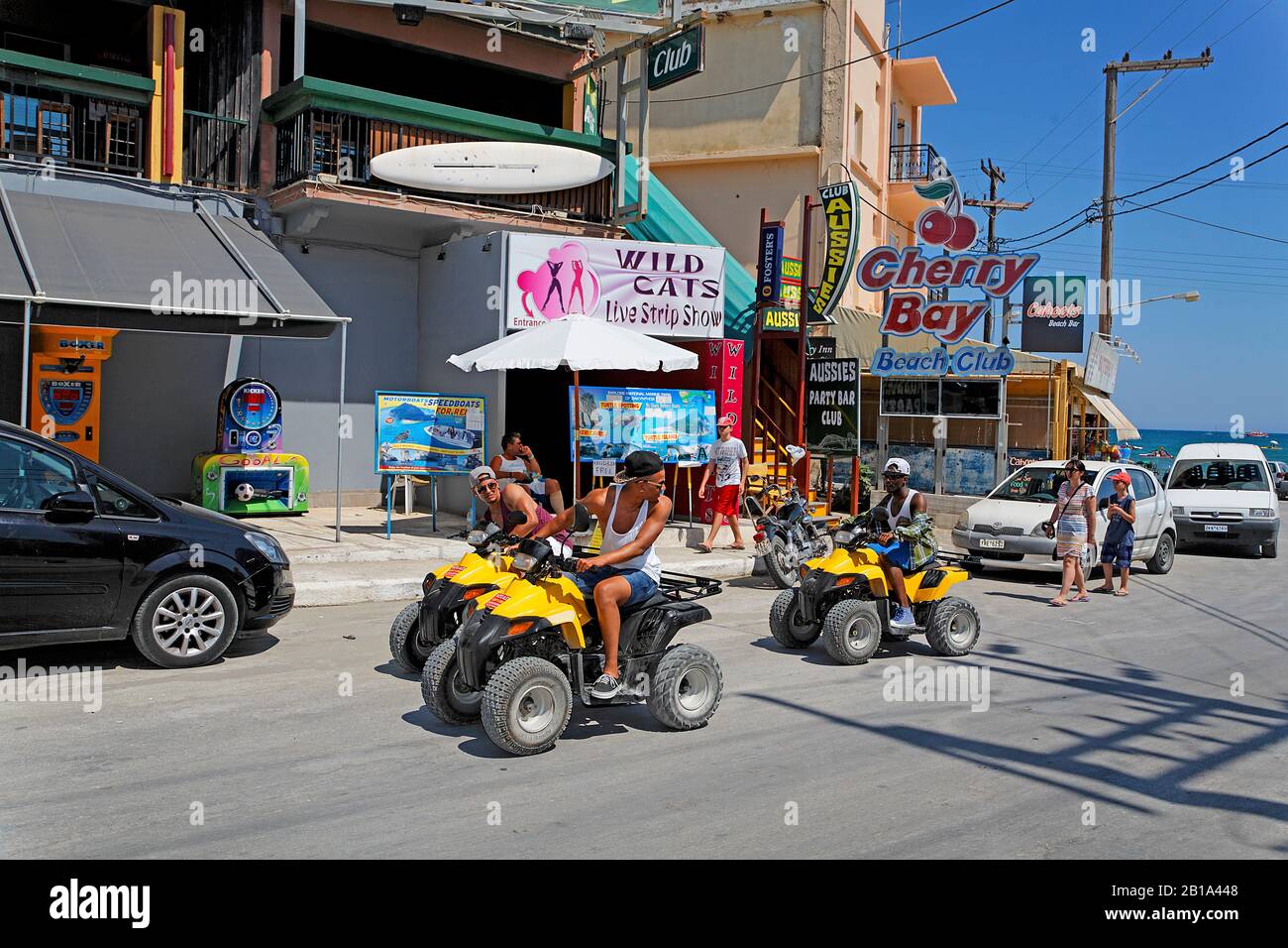 Giovane guida con quad a Laganas, isola di Zante, Grecia Foto Stock