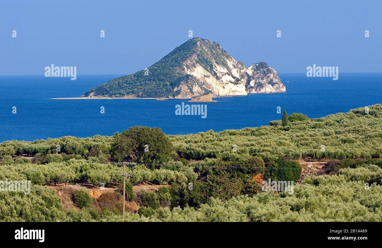 Vista sulla piccola isola rocciosa di Marathonissi, Limni Keriou, isola di Zante, Grecia Foto Stock