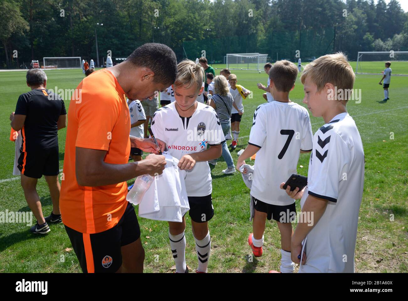 Giocatore di calcio Dodo, squadra di calcio Shakhtar, firma autografi ai bambini. 5 Agosto 2019. Kiev, Ucraina Foto Stock