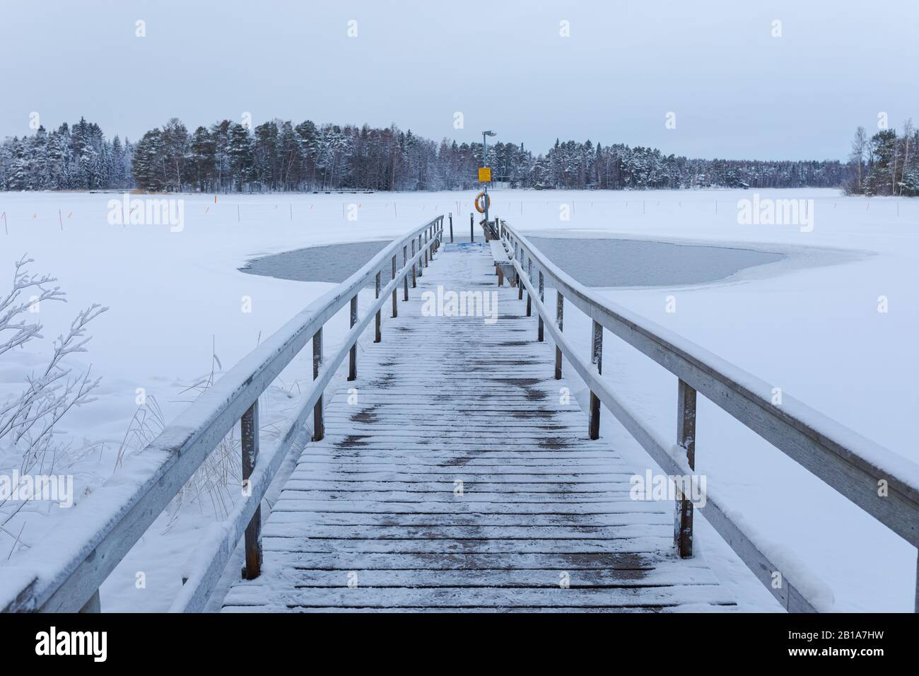 Piscina di ghiaccio vuota in Finlandia durante il giorno invernale Foto Stock