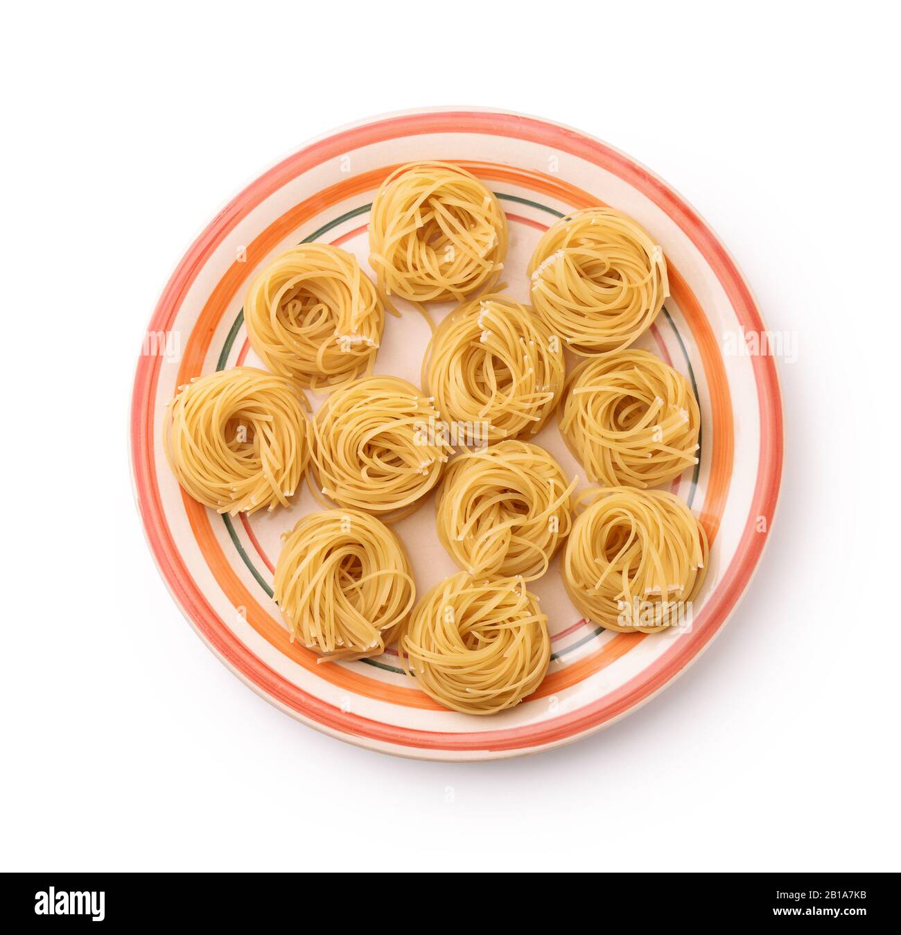 Vista dall'alto del piatto con tagliolini di pasta cruda isolati su bianco Foto Stock