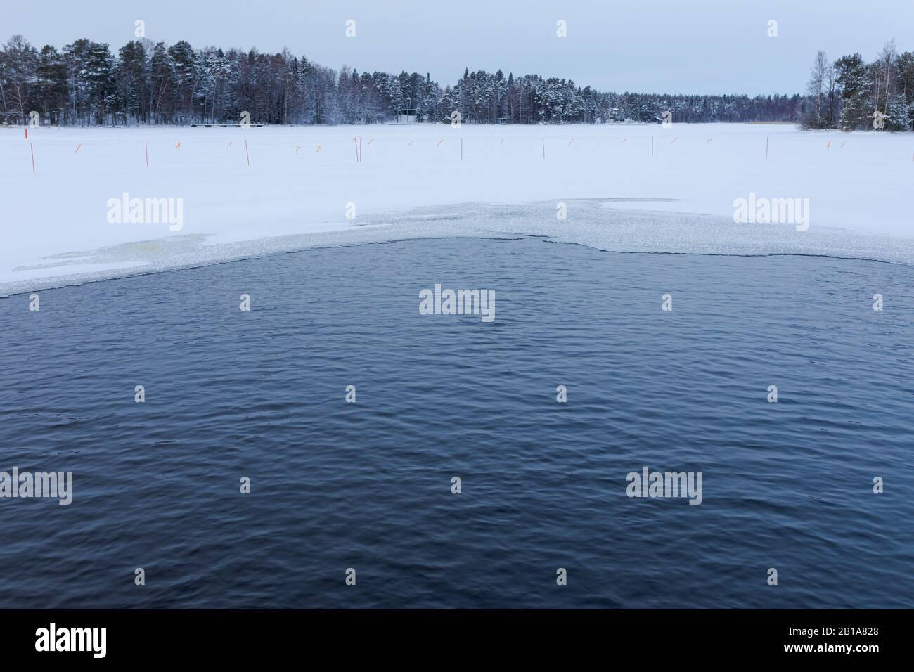 Piscina di ghiaccio vuota in Finlandia durante il giorno invernale Foto Stock