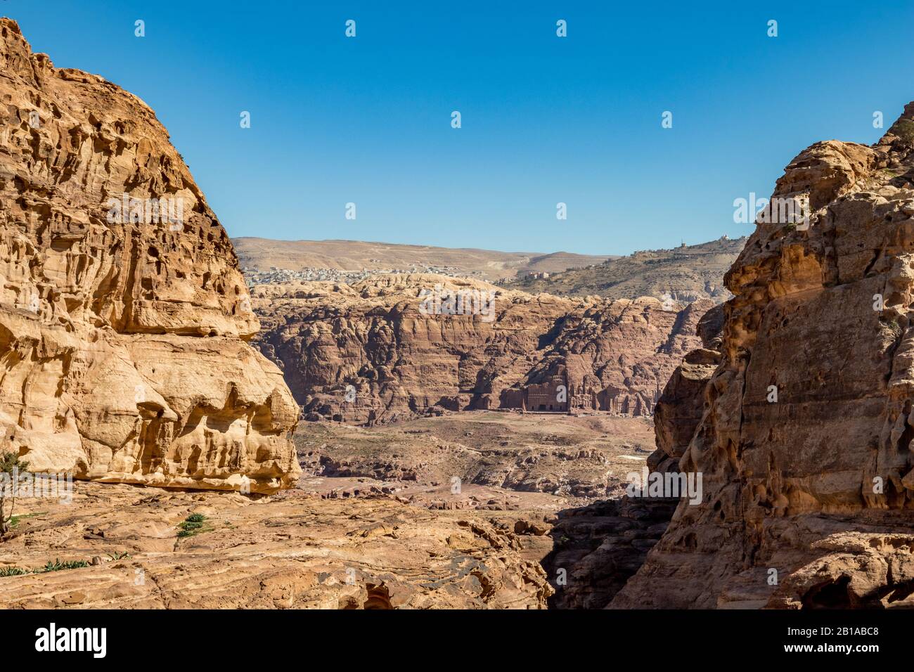 Ho apprezzato le fantastiche vedute dalla strada del Monastero dei paesaggi, bella giornata di sole al complesso di Petra e attrazione turistica, Regno hascemita di Giordania Foto Stock