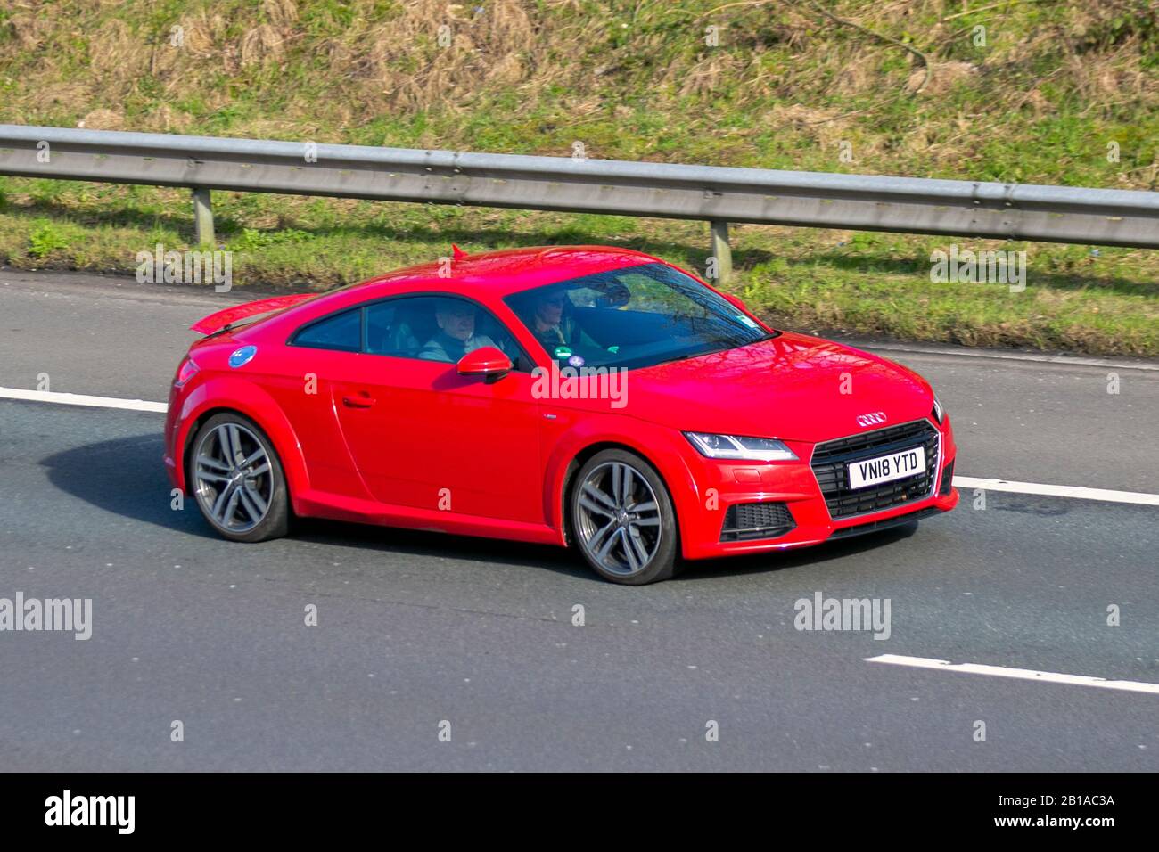 2018 rosso Audi TT S Line TFSI S-A; traffico veicolare britannico, trasporti, veicoli moderni, berline, Veicoli, veicoli, strade del Regno Unito, motori, automobilismo sull'autostrada M6 a 3 corsie Foto Stock