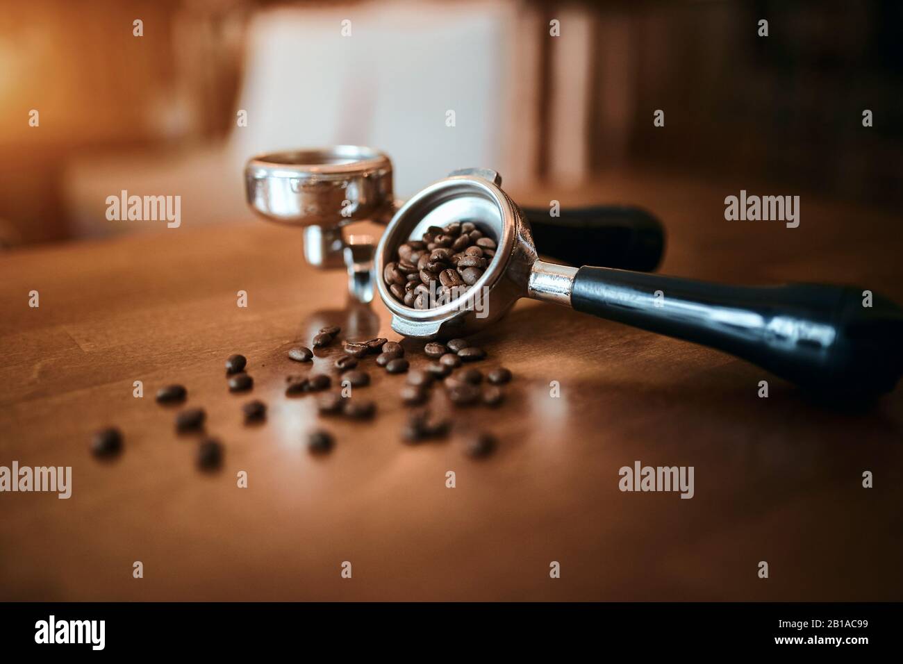 filtrare i chicchi macinati su un tavolo marrone in legno. Caffè in grani arrosto.primo piano sfocato Foto Stock