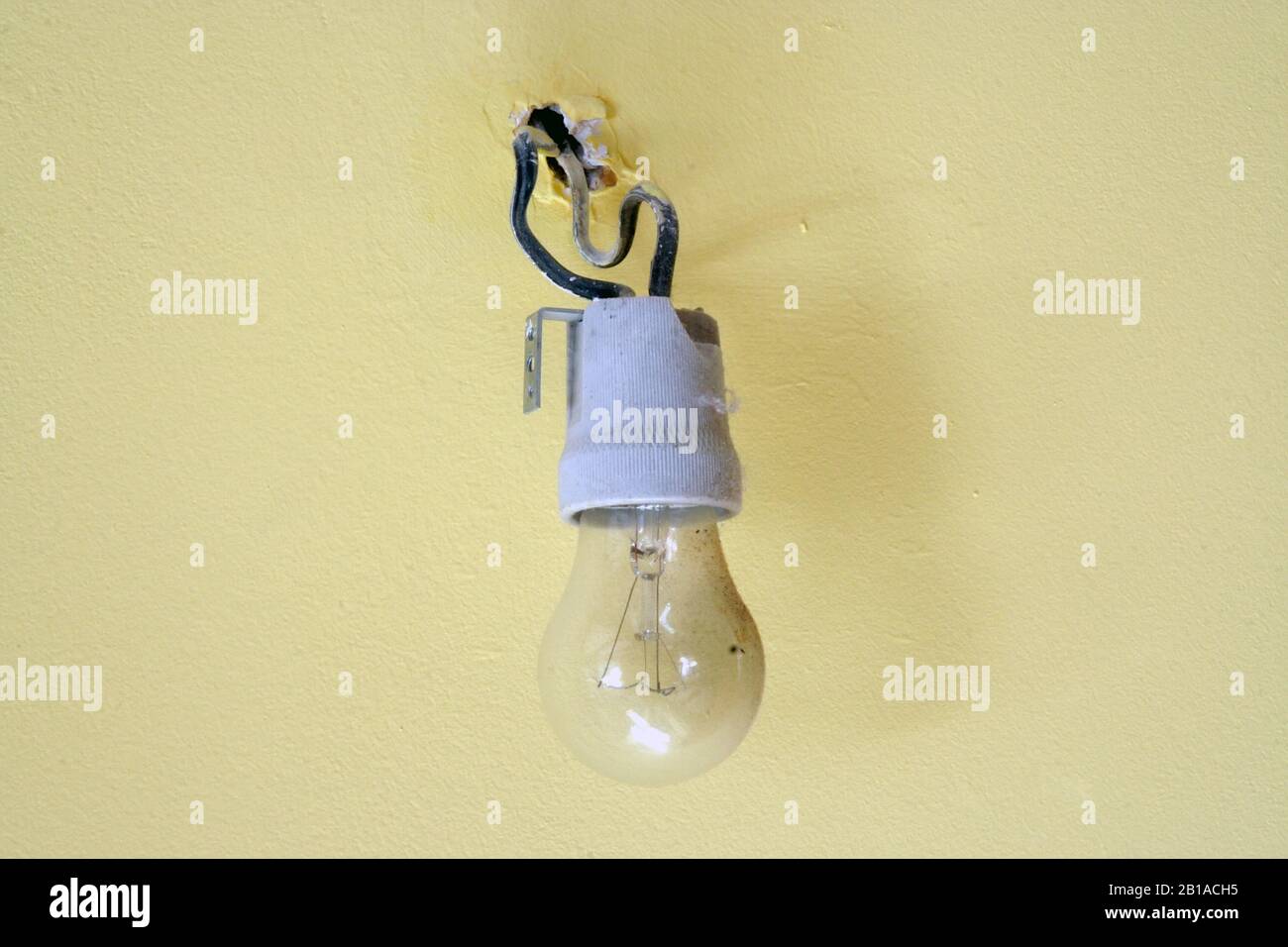 Vecchia lampadina. Vecchia lampadina della luce cablata. Lampadina d'epoca. Foto Stock