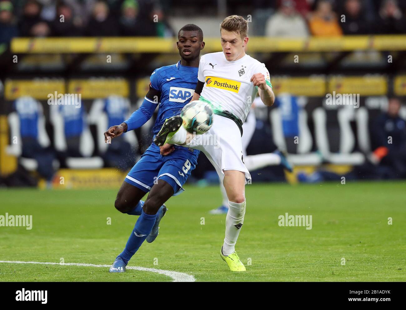 Monchengladbach, Germania. 22nd Feb, 2020. Primo: 22.02.2020, calcio, 1.Bundesliga, stagione 2019/2020, Gladbach, Borussia Monchengladbach - TSG Hoffenheim Matthias GINTER, Gladbach a destra contro BEBOU | utilizzo credito mondiale: DPA/Alamy Live News Foto Stock