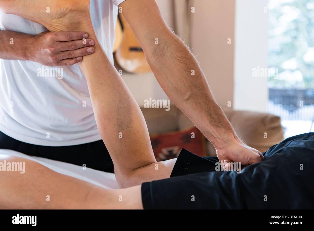 Massaggio sportivo. Fisioterapista massaggiante sportivo. Procedura rilassante per il corpo. Massaggi, benessere, assistenza sanitaria e cure del corpo Foto Stock