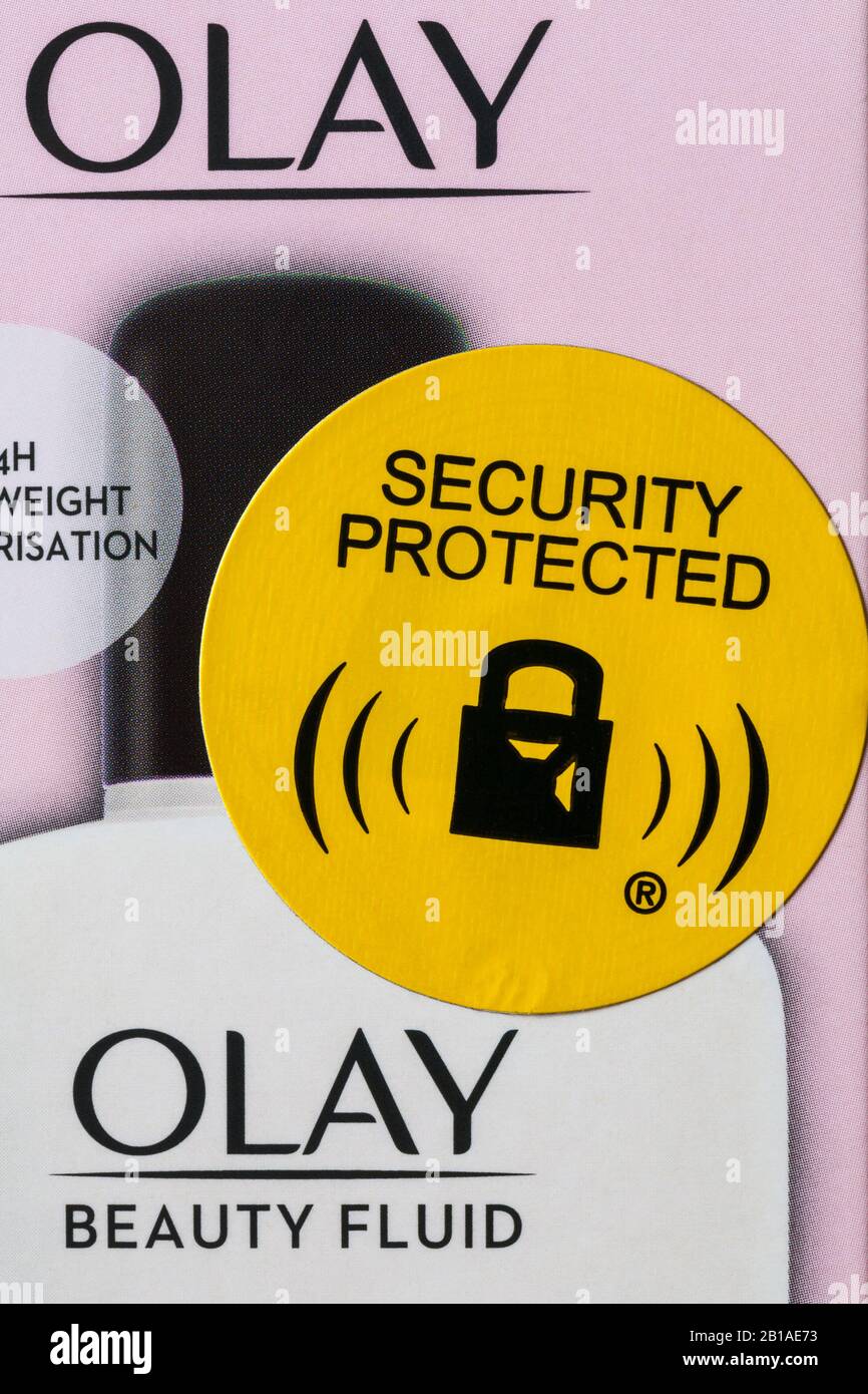 Etichetta adesiva gialla protetta di sicurezza sulla scatola di Olay Beauty Fluid Foto Stock