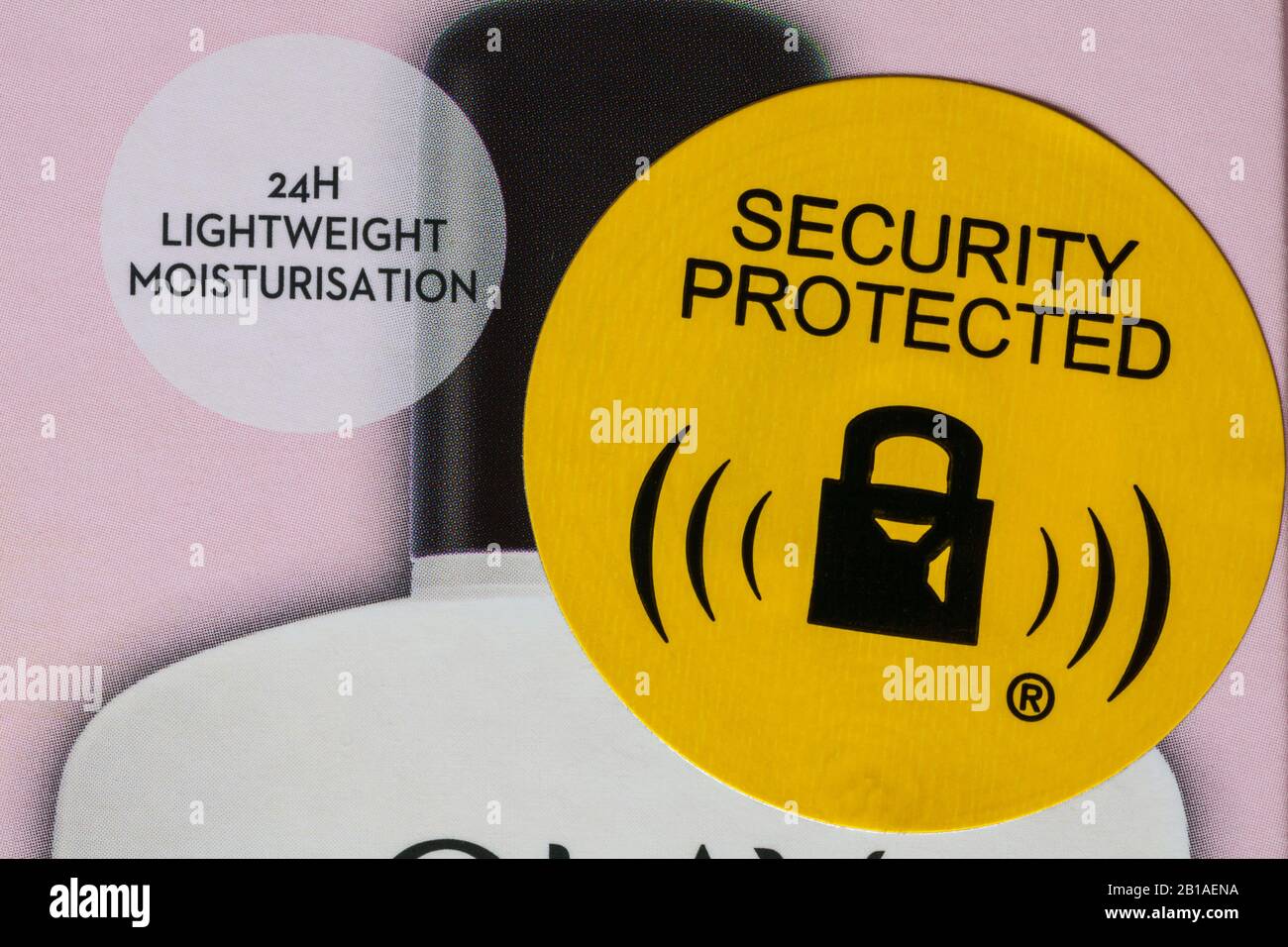 Etichetta adesiva gialla protetta di sicurezza sulla scatola di Olay Beauty Fluid 24H idratante leggero Foto Stock