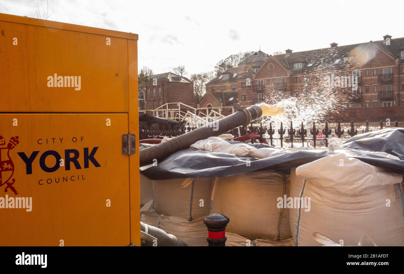 York, North Yorkshire, Regno Unito. 24th Feb, 2020. Le case e le imprese vicino al mare sono pesantemente allagate. L'acqua viene pompata fuori dagli edifici e di nuovo nel fiume. Credito: Ernesto rogata/Alamy Live News Foto Stock