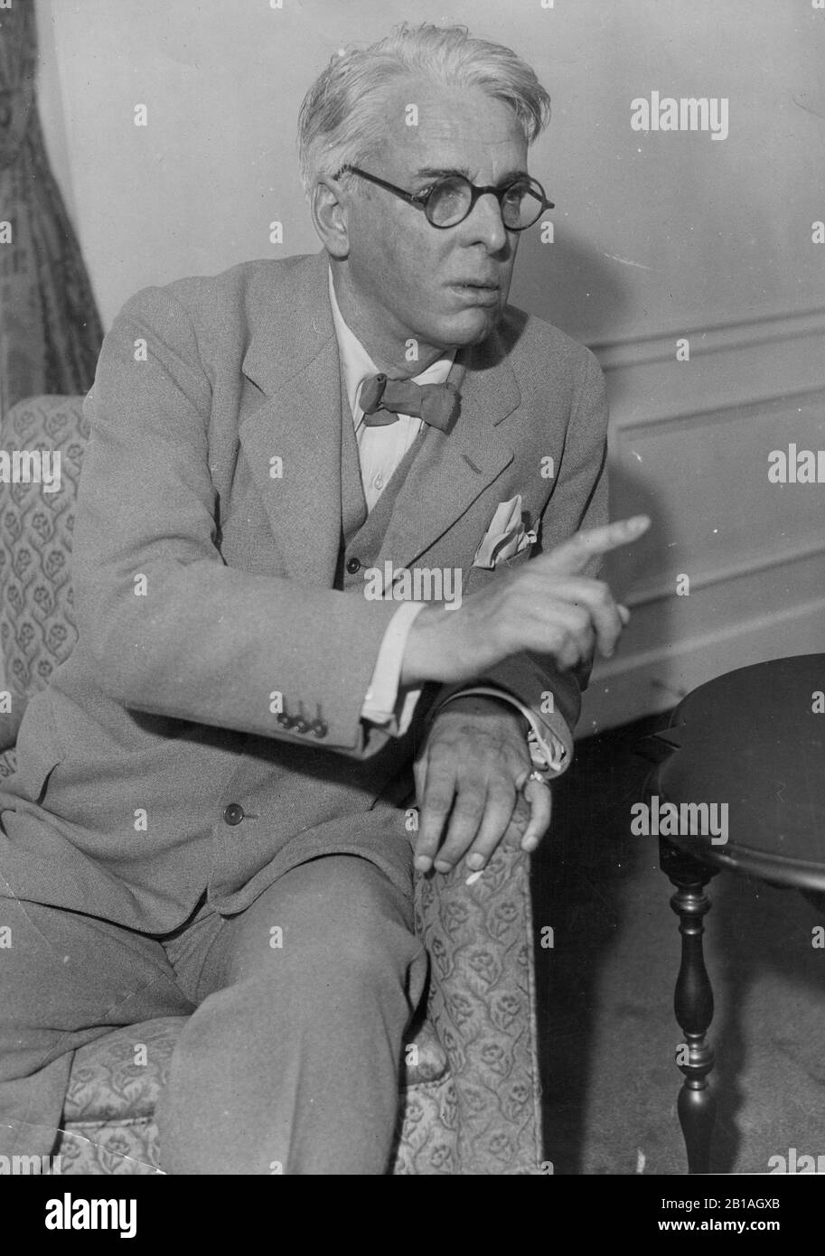 William Butler Yeats (1865-1939), 1920s foto. Yeats fu poeta; vinse il Premio Nobel per la letteratura nel 1923. Amava studiare il misticismo, lo spiritualismo, l'occultismo e l'astrologia. Per vedere le mie altre immagini d'annata legate al produttore, Search: Prestor vintage writer Foto Stock