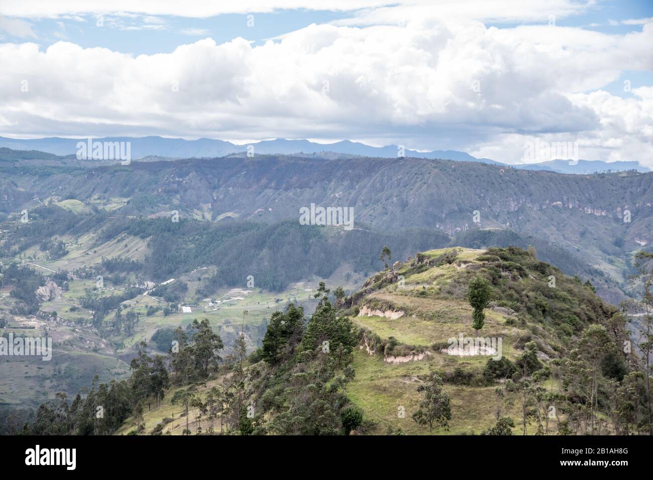 Vista di una collina unita da Leon Dormido (Leone dormiente) appena fuori da Saraguro, Provincia di Loja, Ecuador Foto Stock