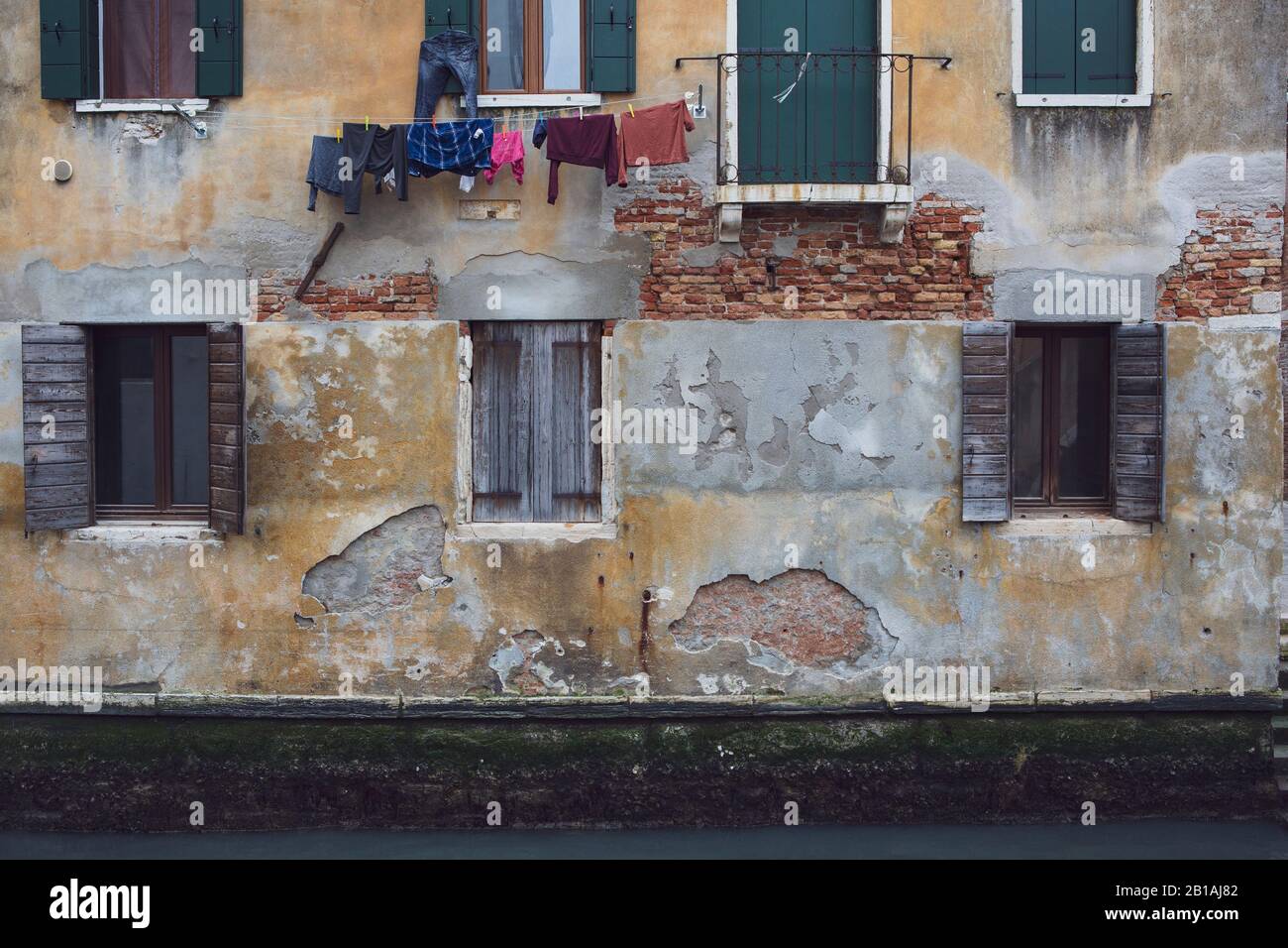 Lavarsi fuori per asciugare da un edificio a Venezia, Italia Foto Stock