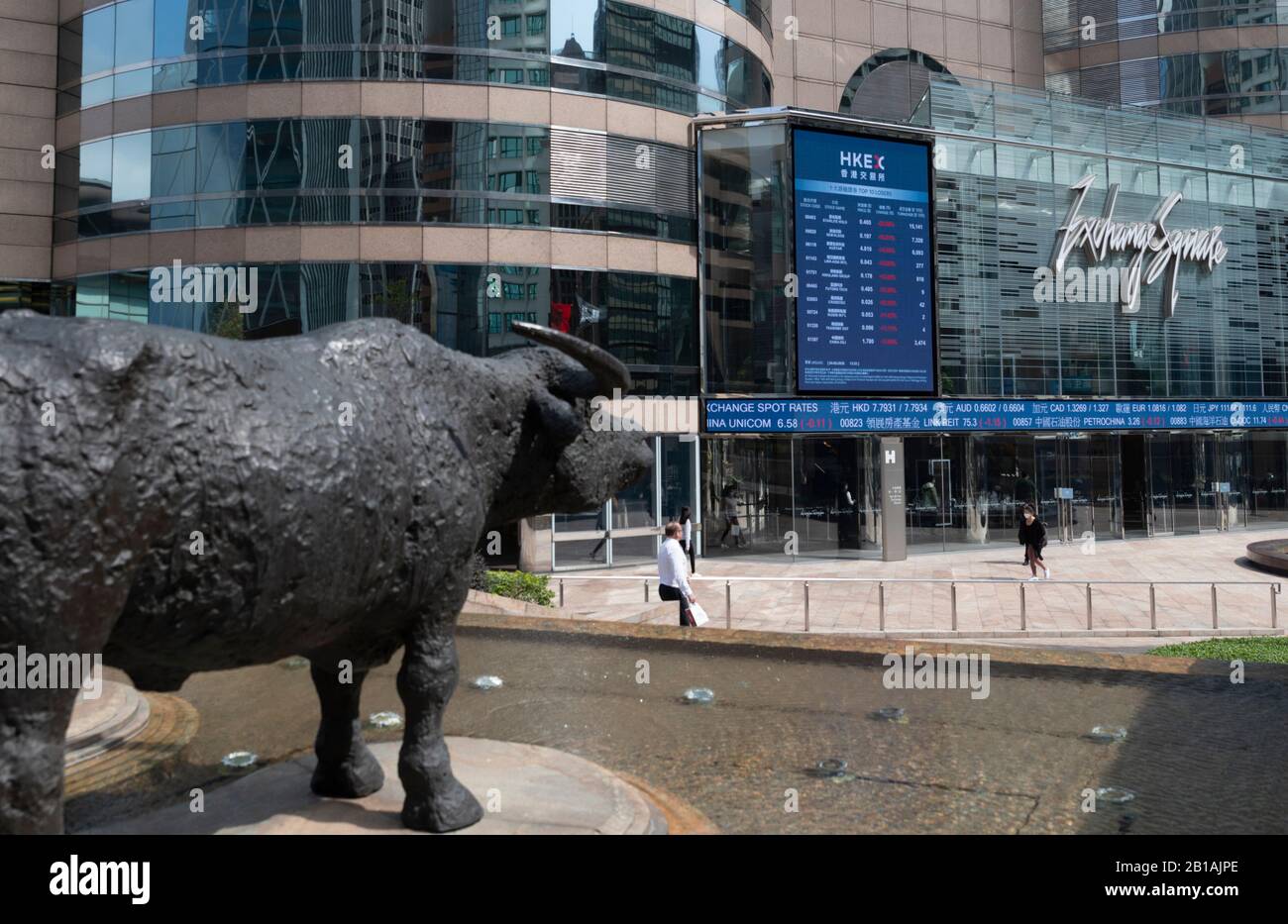 Una scultura di bufali d'acqua creata dal compianto artista britannico Elisabeth Frink davanti alle bandiere di Hong Kong, Cina e la Borsa di Hong Kong Limited.i mercati azionari stanno cadendo in tutto il mondo dopo i casi di coronavirus escalation improvvisa in Corea del Sud e Italia negli ultimi giorni. Complessivamente, almeno 79.300 casi di coronavirus confermati a livello globale e più di 2.620 decessi a livello mondiale. Foto Stock