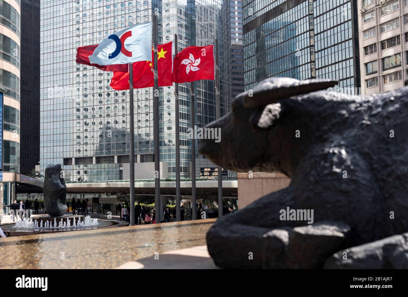 Una scultura di bufali d'acqua creata dal compianto artista britannico Elisabeth Frink davanti alle bandiere di Hong Kong, Cina e la Borsa di Hong Kong Limited.i mercati azionari stanno cadendo in tutto il mondo dopo i casi di coronavirus escalation improvvisa in Corea del Sud e Italia negli ultimi giorni. Complessivamente, almeno 79.300 casi di coronavirus confermati a livello globale e più di 2.620 decessi a livello mondiale. Foto Stock