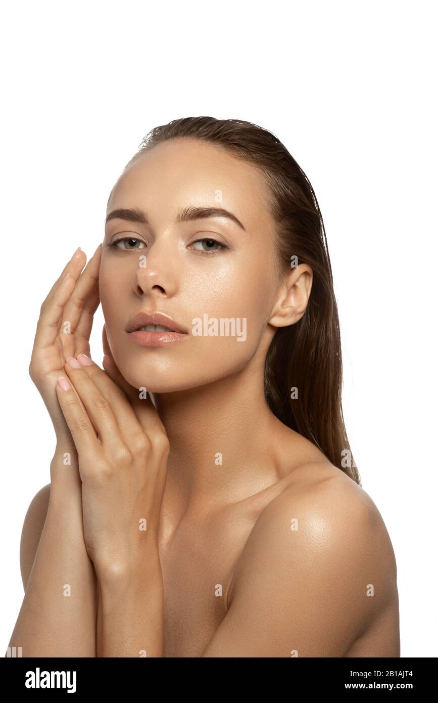 Ritratto di bella donna spa toccare il suo viso. Foto Stock