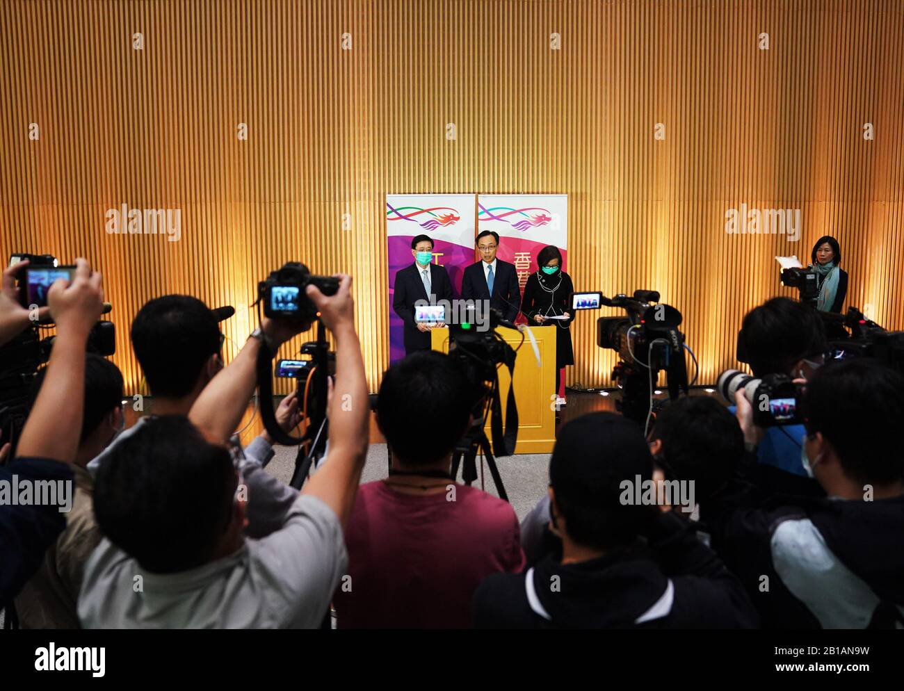 (200224) -- HONG KONG, 24 febbraio 2020 (Xinhua) -- Segretario per gli affari costituzionali e della Cina continentale del governo della Regione amministrativa speciale di Hong Kong (HKSAR) Patrick Nip Tak-kuen (2nd L, BACK), Segretario per la sicurezza John Lee Ka-chiu (L, BACK) e Segretario per l'alimentazione e la salute Chan Sophia Siu-chee (3rd L, BACK) Partecipa a una conferenza stampa a Hong Kong, Cina meridionale, 24 febbraio 2020. Hong Kong organizzerà voli charter per portare a casa i suoi residenti bloccati nella provincia Hubei della Cina centrale, l'epicentro del romanzo coronavirus (COVID-19) focolaio.TO ANDARE CON 'Hong Kong per inviare charter Foto Stock