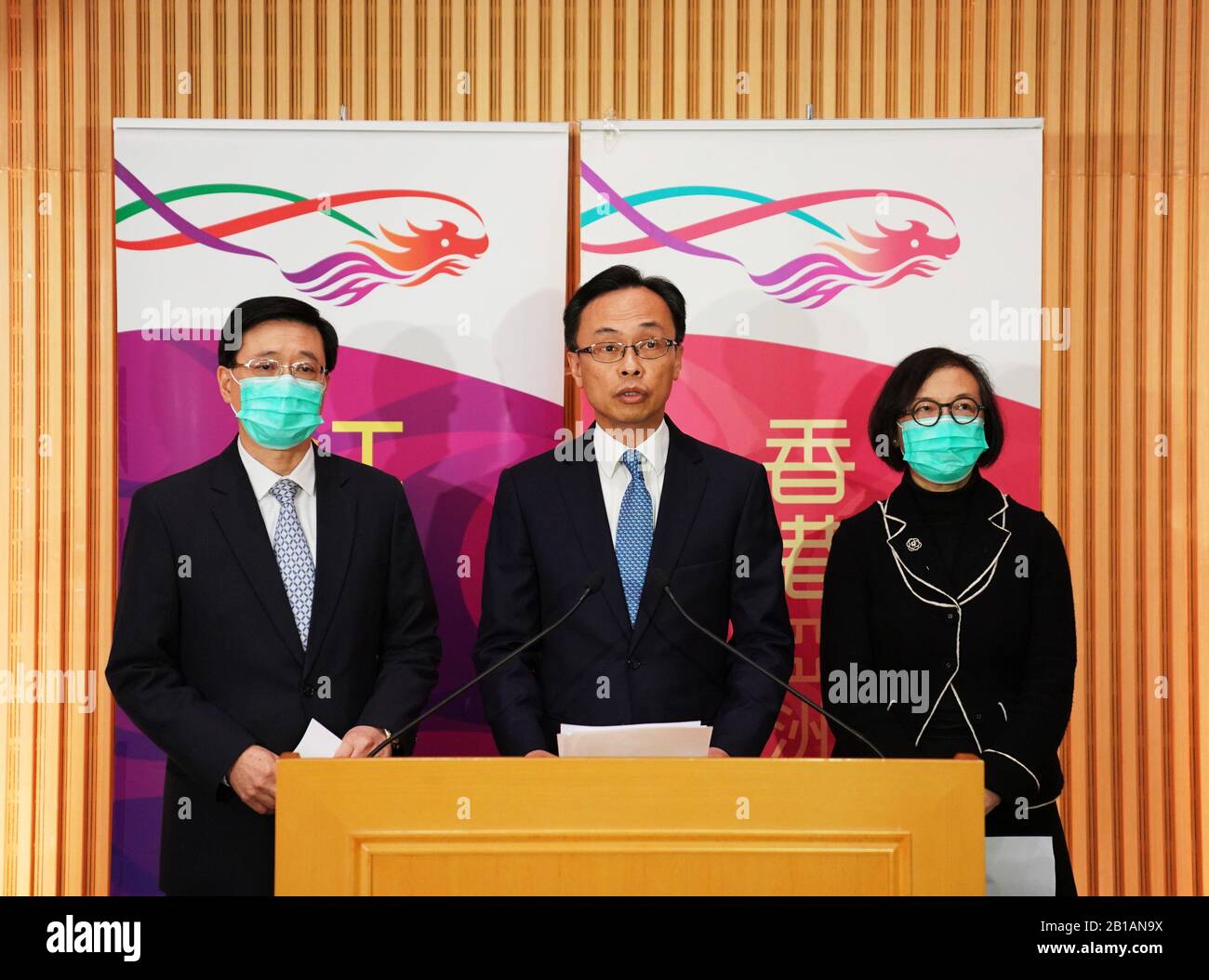 (200224) -- HONG KONG, 24 febbraio 2020 (Xinhua) -- Il Segretario per gli Affari costituzionali e della Cina continentale del governo della Regione amministrativa Speciale di Hong Kong (HKSAR) Patrick Nip Tak-kuen (C), il Segretario per la sicurezza John Lee Ka-chiu (L) e il Segretario per l'alimentazione e la salute Chan Sophia Siu-chee partecipano a una conferenza stampa a Hong Kong, Cina meridionale, 24 febbraio 2020. Hong Kong organizzerà voli charter per portare a casa i suoi residenti bloccati nella provincia Hubei della Cina centrale, l'epicentro del romanzo coronavirus (COVID-19) focolaio.TO ANDARE CON 'Hong Kong per inviare voli charter per riportare in difficoltà Foto Stock