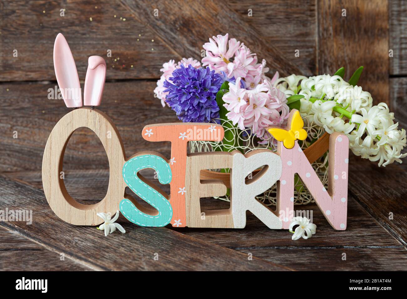 Allegre decorazioni pasquali e un mazzo di fiori freschi di primavera, Ostern si traduce in Pasqua Foto Stock