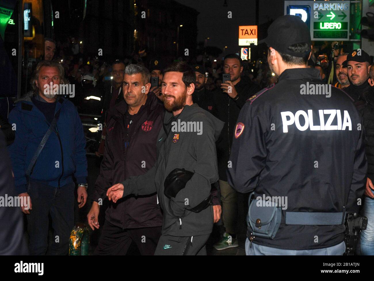 Napoli, Italia. 24th Feb 2020. Lionel messi lascia l'hotel nel centro di Napoli con il resto della squadra di calcio di Barcellona per allenarsi allo stadio San Paolo per la partita della UEFA Champions League contro Napoli. Credit: Agenzia Indipendente Di Foto Srl/Alamy Live News Foto Stock