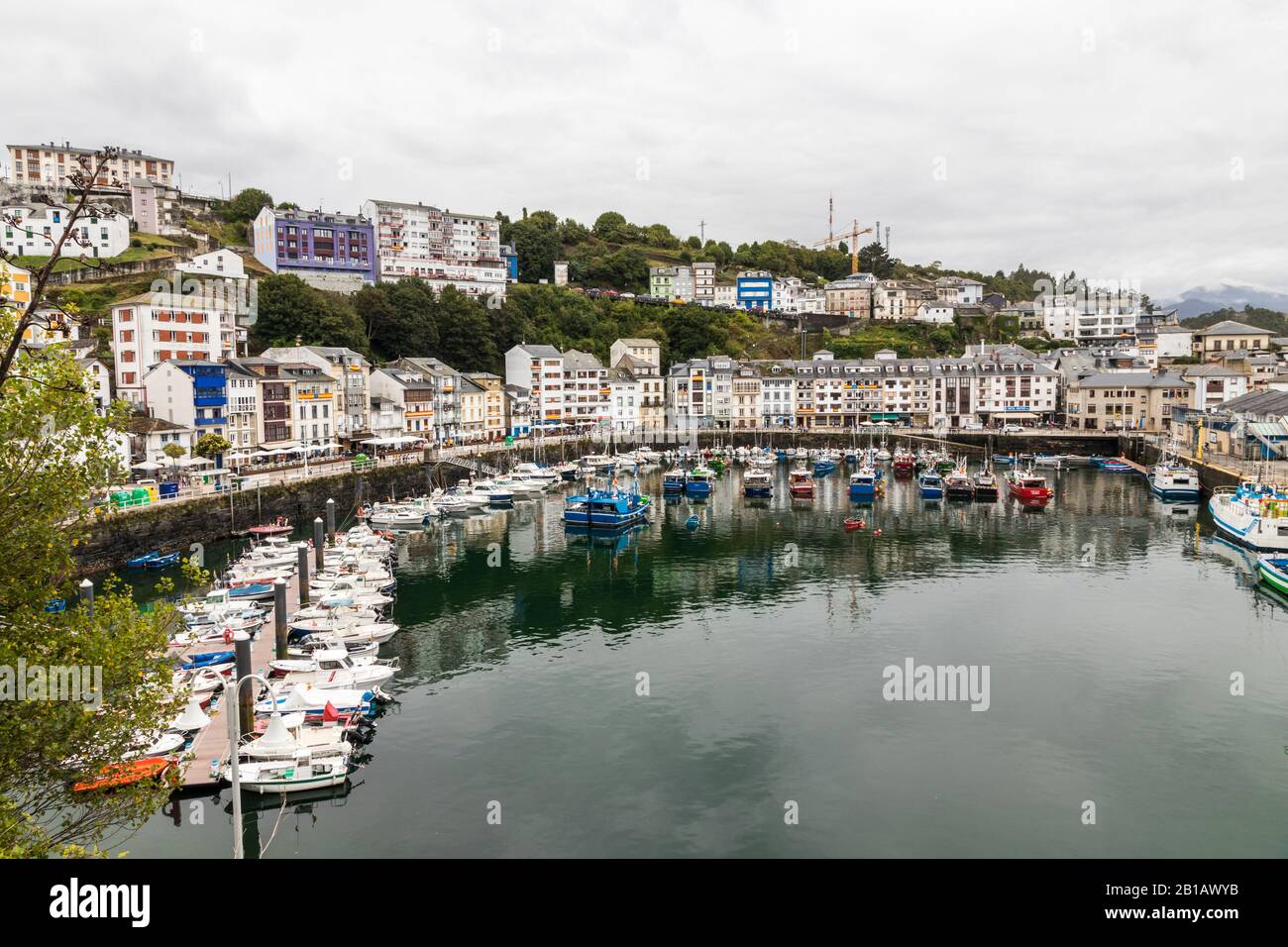 Luarca, Spagna. Vista sul porto di questa città nelle Asturie Foto Stock