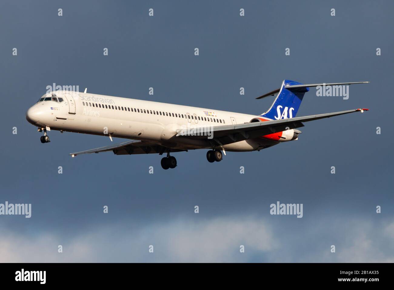 Francoforte / Germania - 6 dicembre 2012: Scandinavian Airlines MD-82 OY-KHN aereo passeggeri atterraggio all' aeroporto di Francoforte Foto Stock