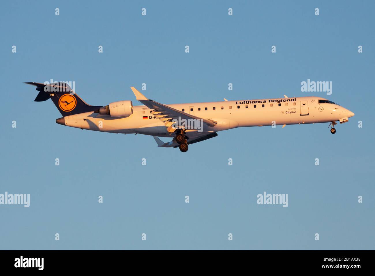 Francoforte / GERMANIA - 8 DICEMBRE 2012: Lufthansa Bombardier CRJ-700 D-ACPD atterrando all'aeroporto di Francoforte Foto Stock