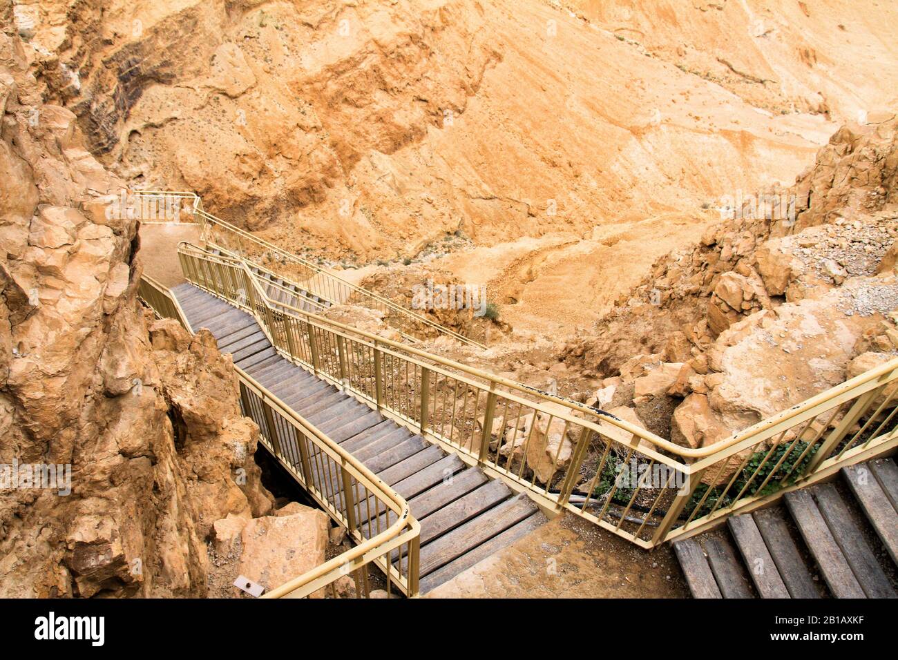 Le scale scendono dalla cima dell'altopiano di Masada nel sud di Israele. Foto Stock