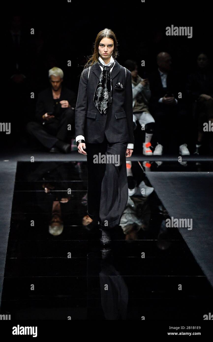 Model Walks on the Runway alla sfilata di moda Emporio Armani durante L'Autunno / inverno 2020 / 2021 Milano Fashion Week a Milano, Italia, il 22 febbraio 2020. (Foto di Jonas Gustavsson/Sipa USA) Foto Stock