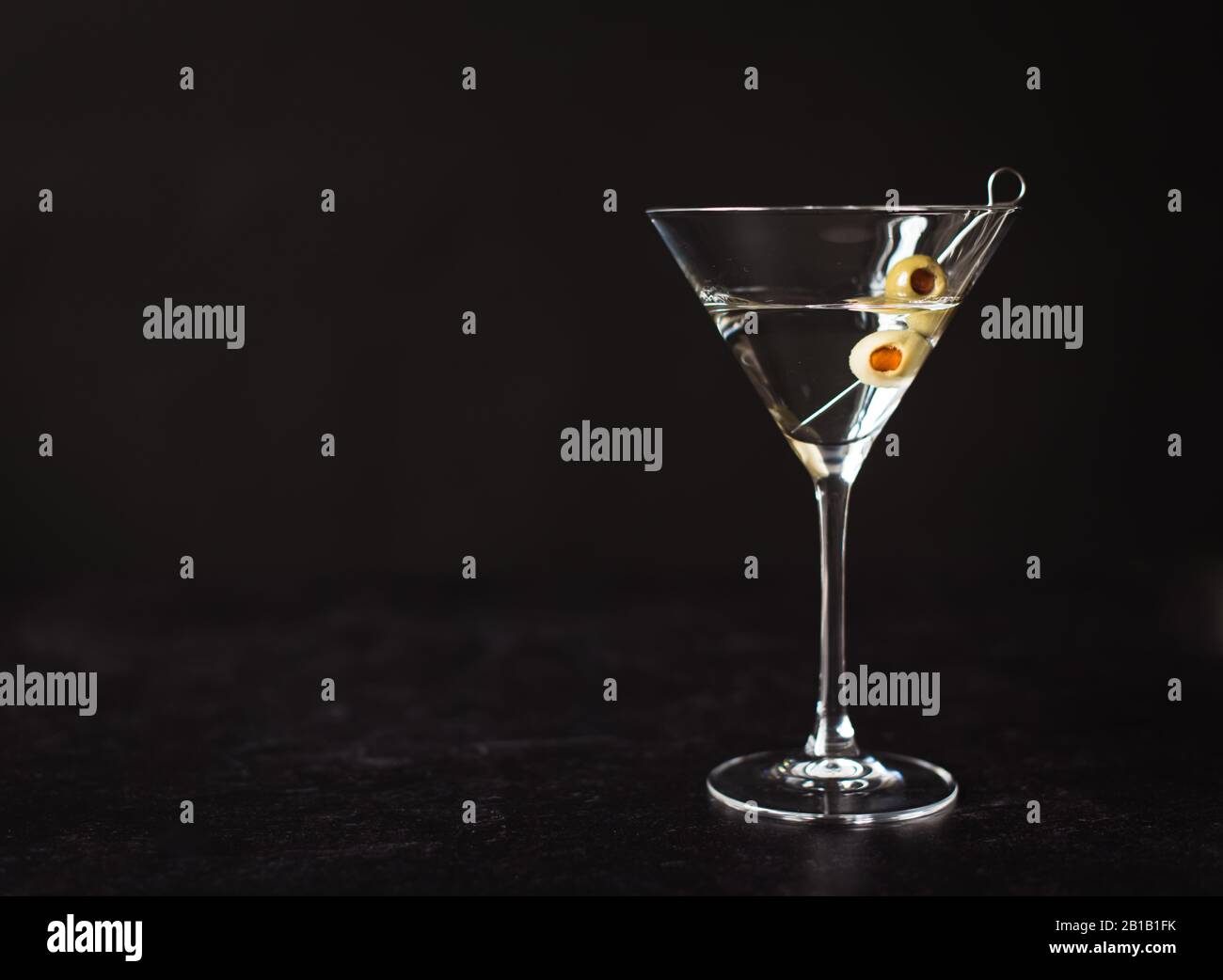 Primo piano di un classico cocktail martini su sfondo nero. Foto Stock