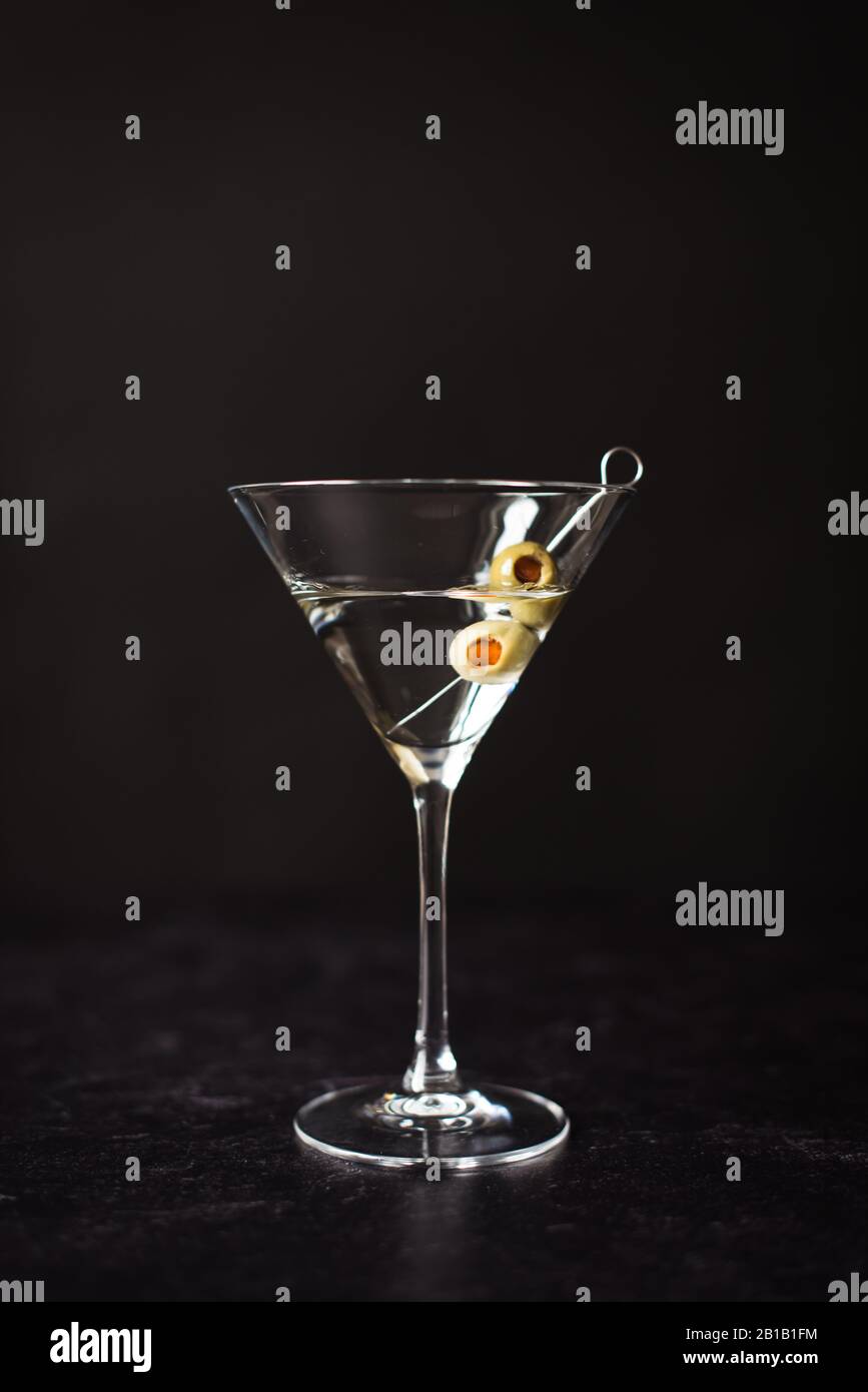 Primo piano di un classico cocktail martini su sfondo nero. Foto Stock