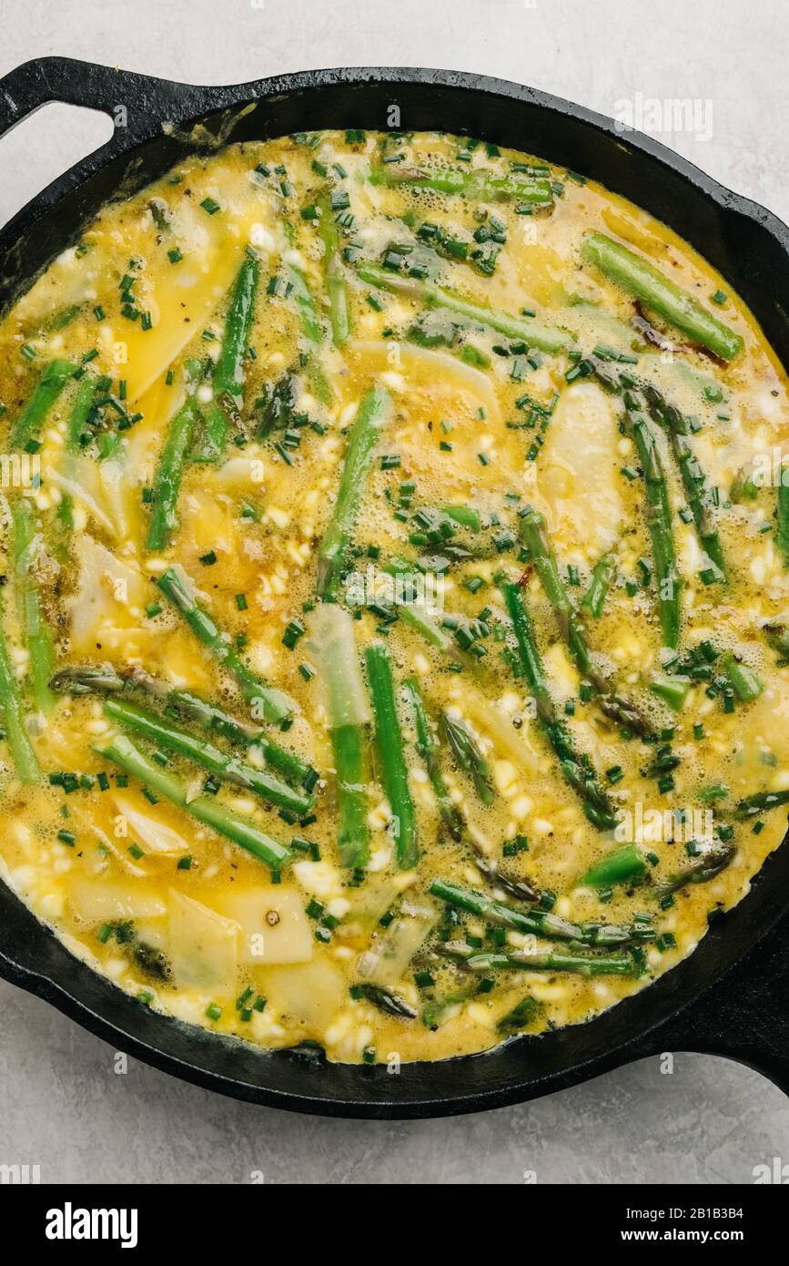 Uova precotte e frittata di asparagi ancora vita Foto Stock