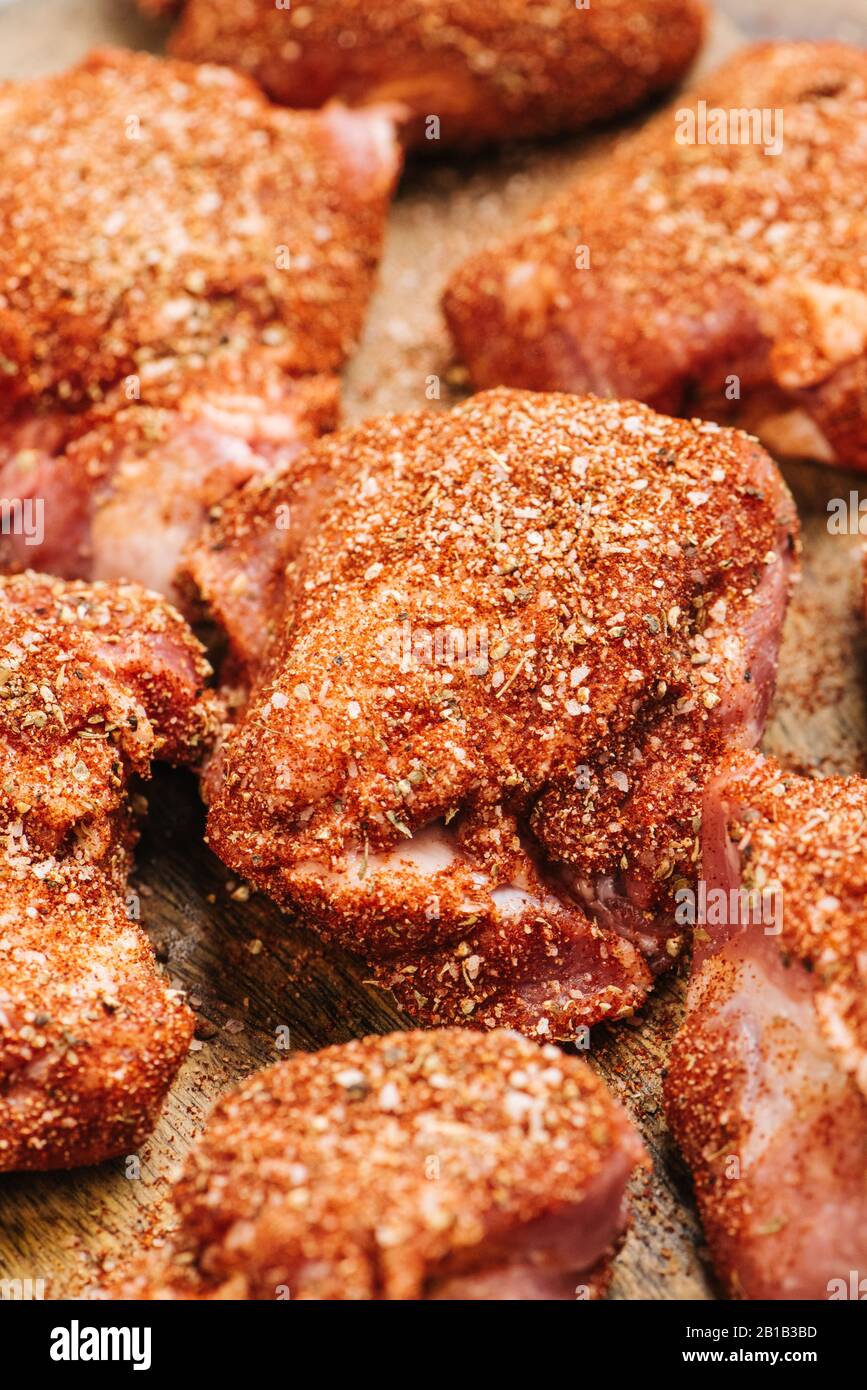 Spalla di maiale preparata con marinata a secco Foto Stock