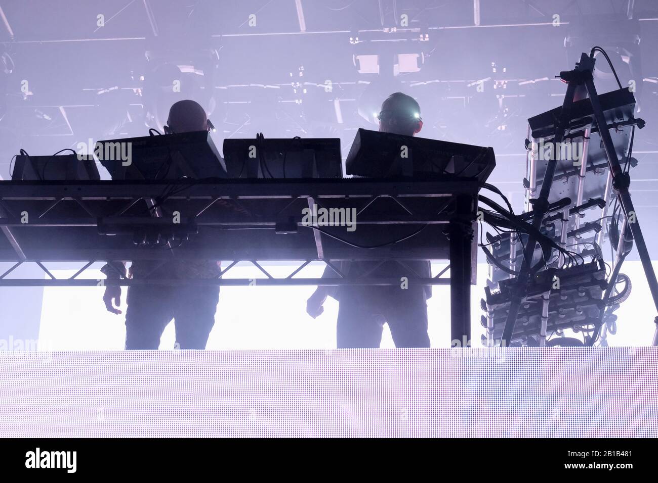 Musica da ballo elettronica Orbital, Phil e Paul Hartnoll che si esibiscono sul palco all'aperto di WOMAD, Charlton Park, Malmesbury, Regno Unito. 28 Luglio 2019 Foto Stock
