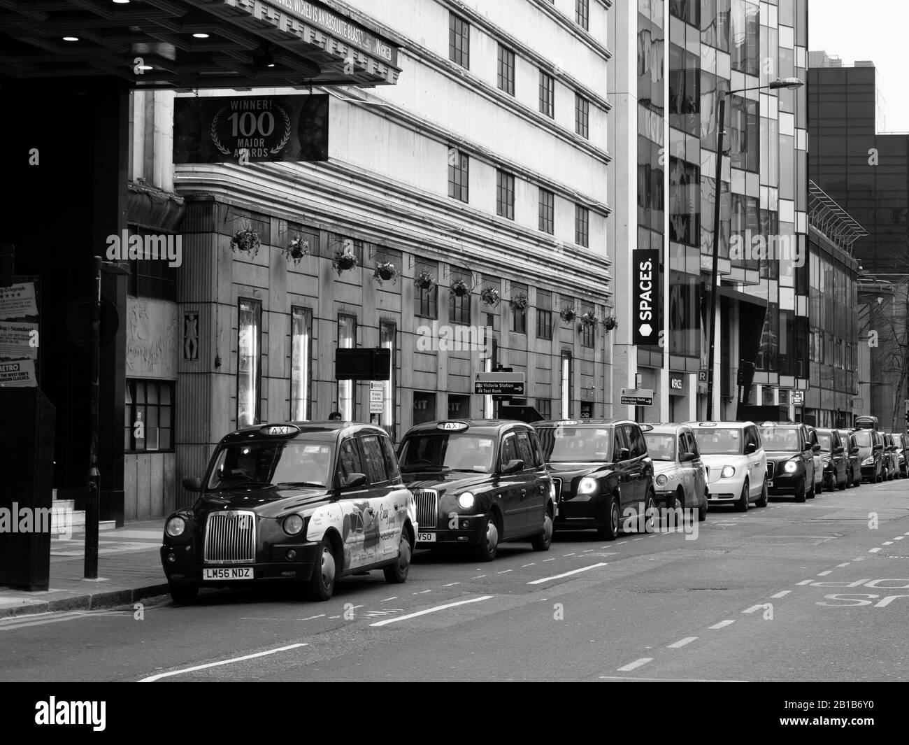 Parcheggio taxi dietro l'angolo dalla stazione ferroviaria di Victoria, Londra. Foto Stock