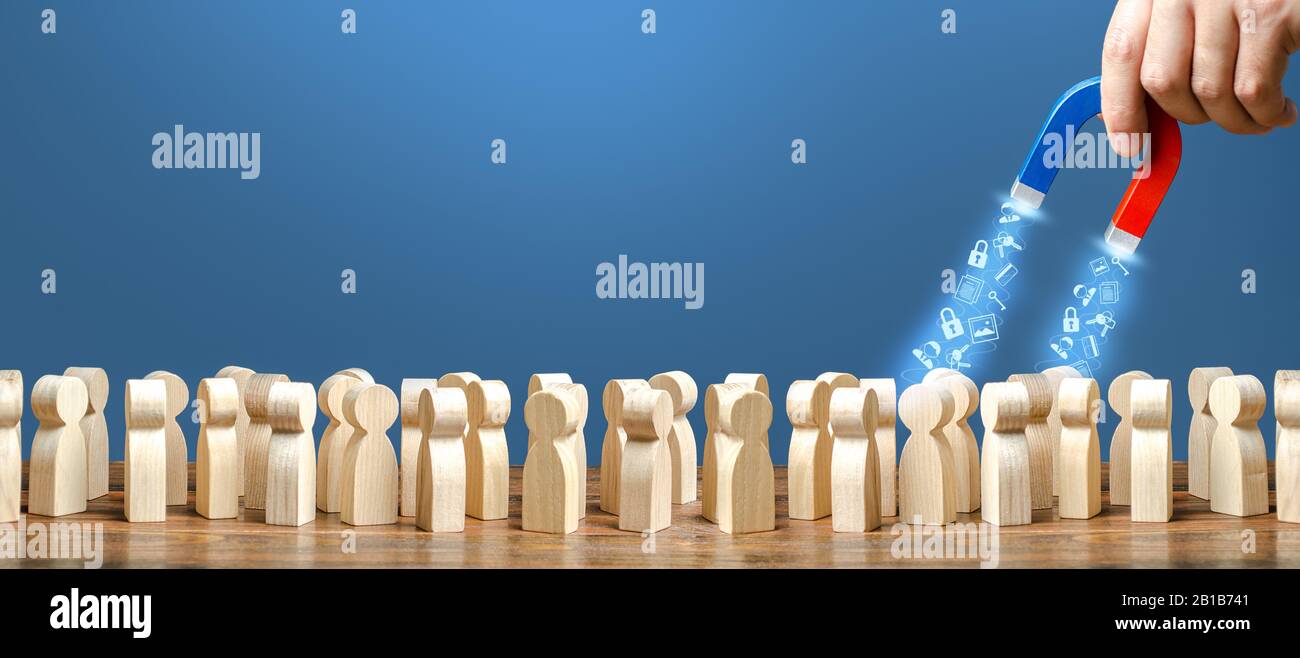 La mano con un magnete raccoglie i dati personali delle persone. Riservatezza, tutela della privacy. Perdita di dati finanziari, scarico password. Phishing. Tr Foto Stock